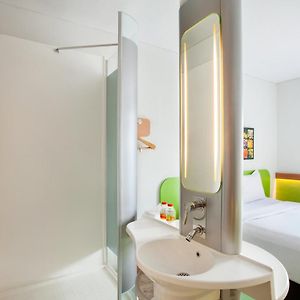Kamar kembar standard